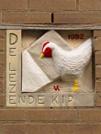 Anjeliersstraat 40 lezende kip